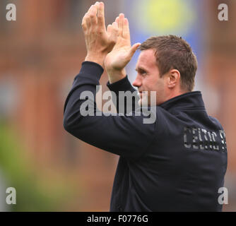 Glasgow, Schottland. 9. August 2015. Ladbrokes Schottische Premier League. Partick Thistle gegen Celtic FC. Ronnie Deila begrüßt die Weg Unterstützung © Action Plus Sport/Alamy Live News Stockfoto