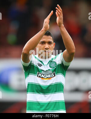 Glasgow, Schottland. 9. August 2015. Ladbrokes Schottische Premier League. Partick Thistle gegen Celtic FC. Emilio Izaguirre begrüßt die Weg Unterstützung © Action Plus Sport/Alamy Live News Stockfoto