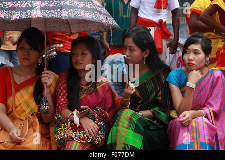 Dhaka, Bangladesch. 9. August 2015. Frauen in Bangladesch Indegenious teilnehmen, in einer Versammlung in Dhaka Vereinten Nationen gefeiert (UN) internationaler Tag der autochthonen Bevölkerungsgruppen der Welt. Die Veranstaltung wird beobachtet, um zu fördern und zum Schutz der Rechte der indigenen Gemeinschaften reichen und vielfältigen Kulturen in Dhaka am 8. August 2015.  Dieses Jahr ist United Ntions machen Slogan für Ths-Tag "Sicherstellung indigenous Peoples Gesundheit und Wohlbefinden". Bildnachweis: Zakir Hossain Chowdhury Zakir/Alamy Live-Nachrichten Stockfoto