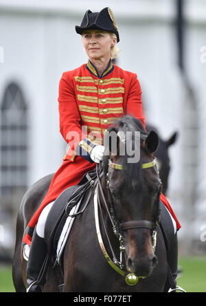 Aachen, Deutschland. 9. August 2015. Deutsche Verteidigungsministerin Ursula von der Leyen reitet auf einem Pferd wie sie für ihren Auftritt bei der Eröffnungsfeier der Pferdesport FEI Europameisterschaften am 11. August in Aachen, Deutschland, 9. August 2015 praktiziert. Foto: UWE ANSPRACH/Dpa/Alamy Live News Stockfoto