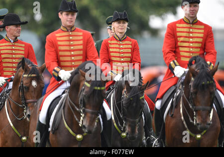 Aachen, Deutschland. 9. August 2015. German Defence Minister Ursula von der Leyen (C) reitet auf einem Pferd wie sie für ihren Auftritt bei der Eröffnungsfeier der Pferdesport FEI Europameisterschaften am 11. August in Aachen, Deutschland, 9. August 2015 praktiziert. Foto: UWE ANSPRACH/Dpa/Alamy Live News Stockfoto