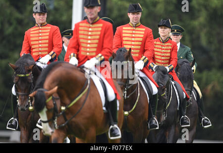 Aachen, Deutschland. 9. August 2015. Deutsche Verteidigungsministerin Ursula von der Leyen (2-R) reitet auf einem Pferd wie sie für ihren Auftritt bei der Eröffnungsfeier der Pferdesport FEI Europameisterschaften am 11. August in Aachen, Deutschland, 9. August 2015 praktiziert. Foto: UWE ANSPRACH/Dpa/Alamy Live News Stockfoto