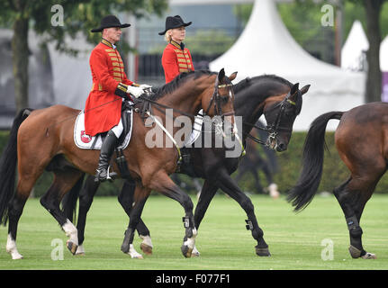 Aachen, Deutschland. 9. August 2015. German Defence Minister Ursula von der Leyen (R) reitet auf einem Pferd wie sie für ihren Auftritt bei der Eröffnungsfeier der Pferdesport FEI Europameisterschaften am 11. August in Aachen, Deutschland, 9. August 2015 praktiziert. Foto: UWE ANSPRACH/Dpa/Alamy Live News Stockfoto