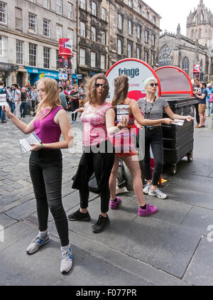 Künstler & Darsteller Förderung ihre Shows an der Edinburgh Festival Fringe 2015 in The Royal Mile Edinburgh Schottland Stockfoto