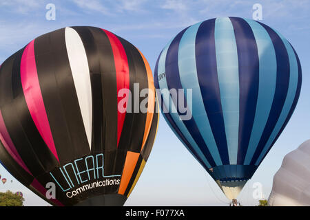 Bristol, UK. 8. August 2015. Bristol International Balloon Fiesta ist 2015 Abend Masse Aufstieg von Menschenmassen beobachtet. Bildnachweis: Keith Larby/Alamy Live-Nachrichten Stockfoto