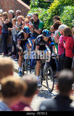 Team Sky Luke Rowe und Ian Stannard am gepflasterten Anstieg des Michaelgate in der britischen nationalen Meisterschaften 2015, Lincoln Stockfoto