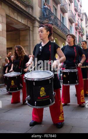 Traditionellen Trommeln Band (Gralla) in der Raval Festival (La Festa de Raval)-Barcelona, Spanien Stockfoto