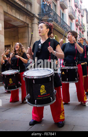 Traditionellen Trommeln Band (Gralla) in der Raval Festival (La Festa de Raval)-Barcelona, Spanien Stockfoto