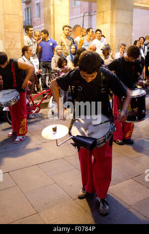 Traditionellen Trommeln Band (Gralla) in der Raval Festival (La Festa de Raval)-Barcelona, Spanien Stockfoto