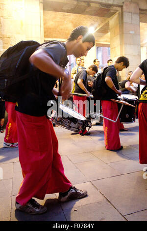 Traditionellen Trommeln Band (Gralla) in der Raval Festival (La Festa de Raval)-Barcelona, Spanien Stockfoto