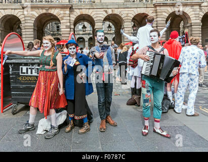 Künstler & Darsteller Förderung ihre Shows an der Edinburgh Festival Fringe 2015 in The Royal Mile Edinburgh Schottland Stockfoto