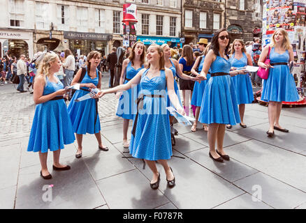 Künstler & Darsteller Förderung ihre Shows an der Edinburgh Festival Fringe 2015 in The Royal Mile Edinburgh Schottland Stockfoto