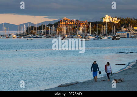 Zwei Frauen zu Fuß auf Weiden Strand bei Sonnenuntergang-Victoria, British Columbia, Canada. Stockfoto