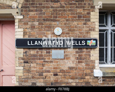 Der Bahnhof Namensschild am Bahnhof Llanwrtyd Wells, Powys, Mid Wales Stockfoto