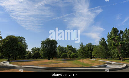 Der Diana Memorial Fountain in Hyde Park, London, an einem hellen Sommertag Stockfoto