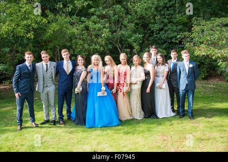 Gruppe von Teenager-Jungen und Mädchen posiert in Prom Kleid, Englefield Green, Surrey, England, Vereinigtes Königreich Stockfoto