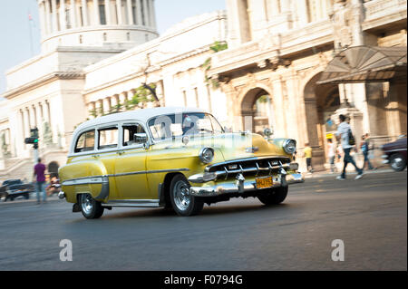 Havanna, Kuba - Juni 2011: Traditionelle amerikanische Autos aus den 1950er Jahren reist entlang des Paseo del Prado vorbei Wahrzeichen Architektur. Stockfoto