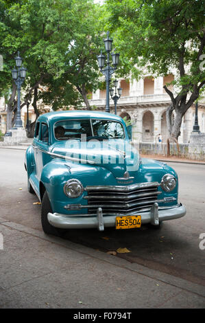 Havanna, Kuba - Juni 2011: Amerikanische Oldtimer mit glänzender Farbe job steht auf dem Paseo del Prado im Centro Straße geparkt. Stockfoto