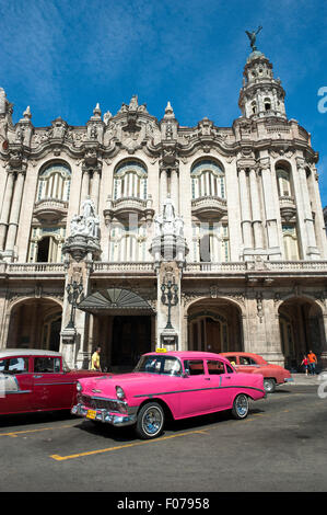 Havanna, Kuba - 13. Juni 2011: Hell rosa amerikanische Oldtimer steht geparkt vor dem Wahrzeichen große Theater von Havanna. Stockfoto