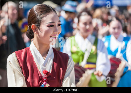 London, UK. 9. August 2015. Ein Tänzer in Tracht geht auf dem Platz.  Ost trifft west wie Tausende von Londoner Trafalgar Square für London Koreanisch Festival 2015 sammeln.  Die Veranstaltung präsentiert Koreas historischen und modernen kulturellen Erbes durch Tanz, Musik, Essen und vieles mehr. Bildnachweis: Stephen Chung / Alamy Live News Stockfoto