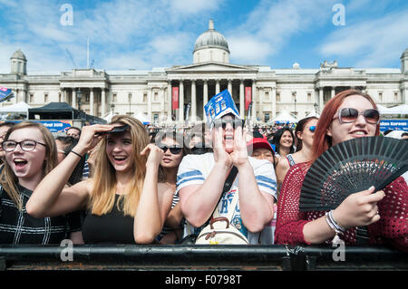 London, UK. 9. August 2015. Ost trifft west wie Tausende von Londoner Trafalgar Square für London Koreanisch Festival 2015 sammeln.  Die Veranstaltung präsentiert Koreas historischen und modernen kulturellen Erbes durch Tanz, Musik, Essen und vieles mehr. Bildnachweis: Stephen Chung / Alamy Live News Stockfoto