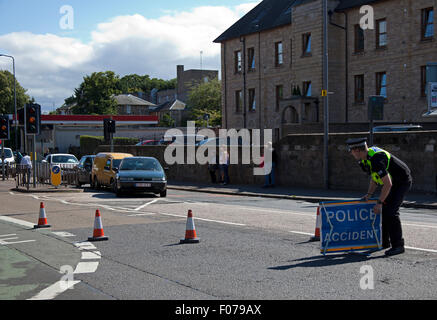 Edinburgh, Schottland. 9. August 2015. Vier Fahrzeuganprall im schottischen Willowbrae Road, Edinburgh ca. 15:10. Polizei kam um 15:20 eines der Autos weder oberhalb des Airbags eingesetzt hatte, führenden Fahrzeug hat deutsche Kennzeichen. Stockfoto