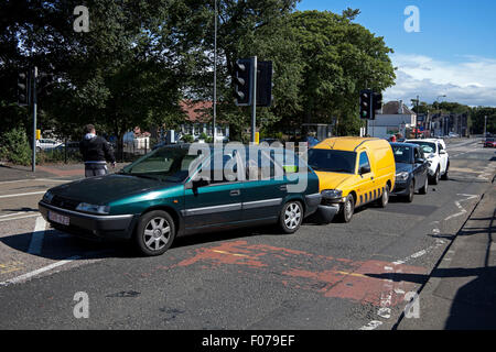 Edinburgh, Schottland. 9. August 2015. Vier Fahrzeuganprall im schottischen Willowbrae Road, Edinburgh ca. 15:10. Polizei kam um 15:20 eines der Autos weder oberhalb des Airbags eingesetzt hatte, führenden Fahrzeug hat deutsche Kennzeichen. Stockfoto