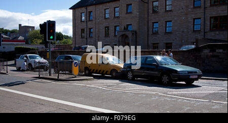 Edinburgh, Schottland. 9. August 2015. Vier Fahrzeuganprall im schottischen Willowbrae Road, Edinburgh ca. 15:10. Polizei kam um 15:20 eines der Autos weder oberhalb des Airbags eingesetzt hatte, führenden Fahrzeug hat deutsche Kennzeichen. Stockfoto