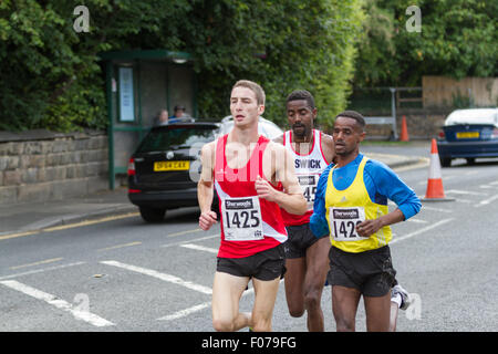 Darlington, Co. Durham, England, UK.  Sonntag, 9. August 2015. 28. jährlichen Darlington 10km-Straßenlauf. Auf die zweite der beiden Schaltungen hier gesehen: auf der linken Seite insgesamt Weltmeister Marc Scott 1425, mit einer Zeit von 30:42. Im Zentrum steht die zweite platzierte Tadele Geremew Mulugeta 1345, mit 30:48. Auf der rechten Seite ist die vierte platzierte Wondiye Indelbu 1420, mit 31: 11. Middlesbrough-basierte Indelbu wurde Gesamtsieger Rennen seit zwei Jahren und gewann die Silbermedaille im 1500m bei den Paralympics Credit 2012: Andrew Nicholson/Alamy Live News Stockfoto