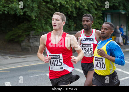 Darlington, Co. Durham, England, UK.  Sonntag, 9. August 2015. 28. jährlichen Darlington 10km-Straßenlauf. Auf die zweite der beiden Schaltungen hier gesehen: auf der linken Seite insgesamt Weltmeister Marc Scott 1425, mit einer Zeit von 30:42. Im Zentrum steht die zweite platzierte Tadele Geremew Mulugeta 1345, mit 30:48. Auf der rechten Seite ist die vierte platzierte Wondiye Indelbu 1420, mit 31: 11. Middlesbrough-basierte Indelbu wurde Gesamtsieger Rennen seit zwei Jahren und gewann die Silbermedaille im 1500m bei den Paralympics Credit 2012: Andrew Nicholson/Alamy Live News Stockfoto