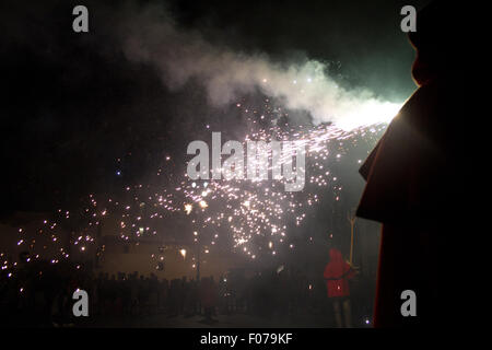 Feuer-Teufel in der Feuer-Run (Correfoc) traditionelle Feier im Stadtteil Raval in Barcelona Stockfoto