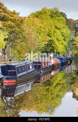 Narrowboats vor Anker am Federn Zweig, Leeds und Liverpool Canal, Skipton, North Yorkshire, England, UK Stockfoto