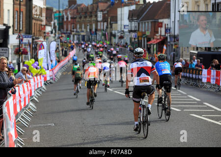 Amateur-Radfahrer passieren Dorking Stadtzentrum während der 2015 aufsichtsrechtlichen RideLondon-Surrey 100, 100 Meile Cyclo-sportlich Stockfoto