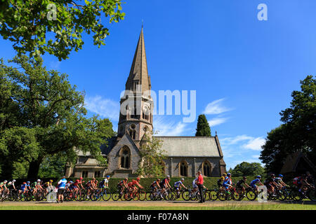 Das Hauptfeld übergibt St. Barnabas Church auf Ranmore während der aufsichtsrechtlichen RideLondon-Surrey Classic 2015 Stockfoto