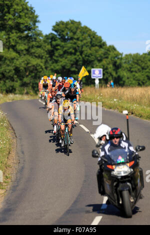 Das Hauptfeld durchläuft Ranmore Common während der aufsichtsrechtlichen RideLondon-Surrey Classic 2015 Stockfoto