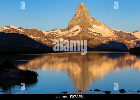 Sonnenaufgang am Matterhorn (Cervino) Berg. Reflexion auf See Stellisee, Zermatt, Schweizer Alpen. Die Schweiz. Stockfoto