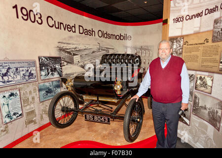 John Haynes Gründer von Haynes International Motor Museum, Sparkford, Somerset, England und 1903 Oldsmobile. Stockfoto