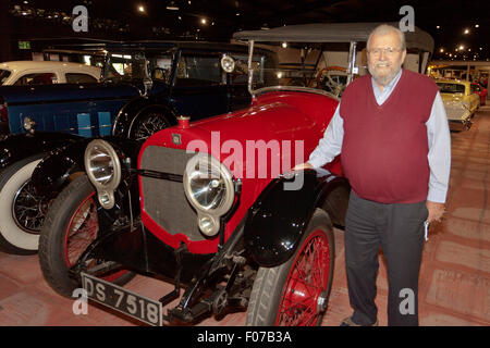 John Haynes Gründer der Haynes International Motor Museum, Sparkford, Somerset, England neben einem 1917 amerikanische "Haynes" Auto. Stockfoto