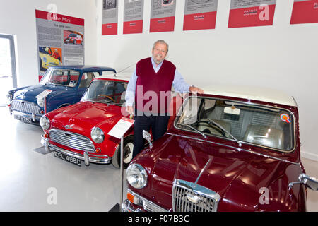 John Haynes Gründer der Haynes International Motor Museum, Sparkford, Somerset, England unter einer Sammlung von "Mini" Autos. Stockfoto