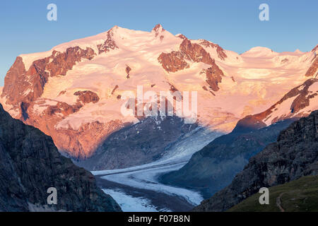 Alpenglow, Sonnenuntergang Sonnenlicht auf den Berg Monte Rosa Gruppe. Dufourspitze Berggipfel. Ansicht aus der Schweiz, Schweizer Alpen. Stockfoto