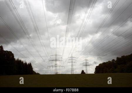 Hochspannungs-Leitungen, Leichlingen, Nordrhein-Westfalen, Deutschland. Stockfoto