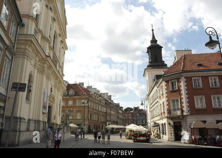 Blauer Himmel weiße Wolken sonnigen anzeigen Freta Straße an der Kirche des Heiligen Geistes in Richtung St Jack Kirche und Stadthäuser, Warschau Stockfoto