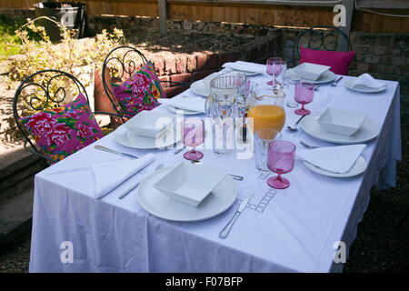 Set Tisch für das Mittagessen auf Garten-Terrasse - UK Stockfoto