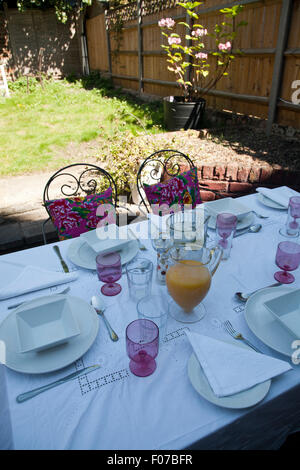 Set Tisch für das Mittagessen auf Garten-Terrasse - UK Stockfoto