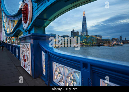 Der Tower of London und die Scherbe in den Hintergrund, London, Vereinigtes Königreich, Europa Stockfoto