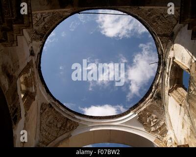 Himmel über Dach der zerstörten Kathedrale in Antigua, Guatemala Stockfoto