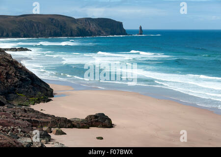 Sandwood Bay mit der Stapels Am Buachaille Meer in der Ferne.  Sutherland, Schottland, Vereinigtes Königreich Stockfoto