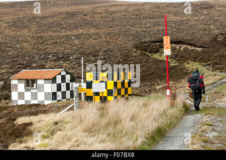 Der Checkpoint auf der Straße bis zum Leuchtturm am Rand des Cape Wrath Truppenübungsplatz, Sutherland, Schottland, Großbritannien Stockfoto