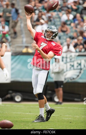 Philadelphia, Pennsylvania, USA. 9. August 2015. Philadelphia Eagles-Quarterback Sam Bradford (7) wirft den Ball während des Trainingslagers am Lincoln Financial Field in Philadelphia, Pennsylvania. Christopher Szagola/CSM/Alamy Live-Nachrichten Stockfoto