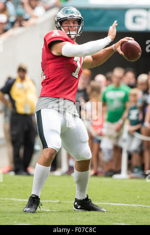 Philadelphia, Pennsylvania, USA. 9. August 2015. Philadelphia Eagles-Quarterback Tim Tebow (11) wirft den Ball während des Trainingslagers am Lincoln Financial Field in Philadelphia, Pennsylvania. Christopher Szagola/CSM/Alamy Live-Nachrichten Stockfoto